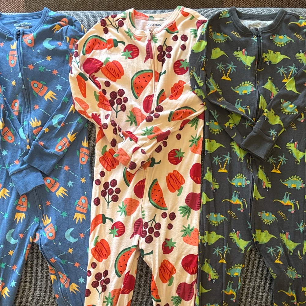Old Navy Kids zipper Onesies 5T bundle pajamas